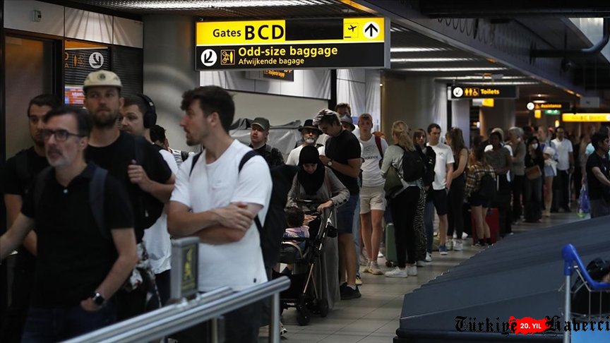 Amsterdam havalimanında personel eksikliği  krizi sürüyor