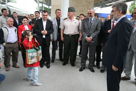 Bakan Taner Yıldız kızına poz verdi