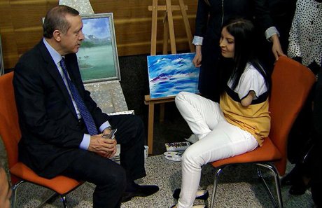 Başbakan Ayşe Işık’ın resim sergisini açtı.