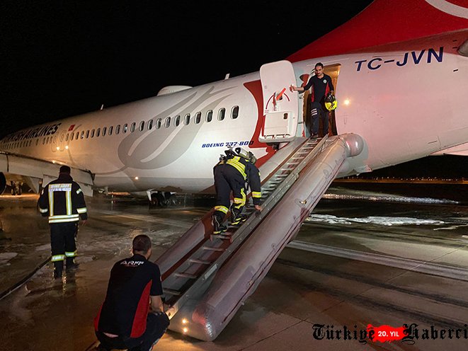 THY uçağının Havalimanı'na inişinin ardından lastiği patladı 
