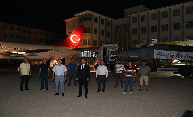 30 yıllık savaş uçağı TIR’larla okula getirildi