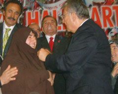 Çarşaflı kadına CHP  rozeti taktı