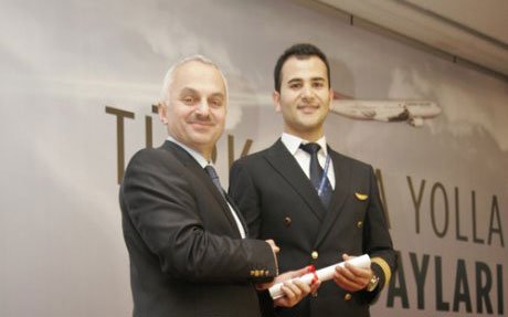 77 pilot törenle sertifikalarını aldılar.
