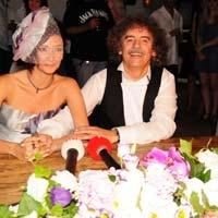 Ayşe Özgürkaya ile evlendi