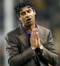 Rijkaard saat 17'de İstanbul'a geliyor