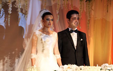Adana Valisi Avni Coş’un kızı dünya evine girdi. 