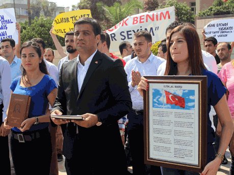 AK gençlik ,İstiklal Marşı'nı okudu.
