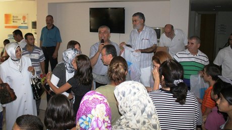 AK Parti Adana 115 çocuğa kıyafet yardımı yaptı. 