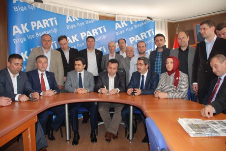 Ak Parti Biga İlçe Teşkilatı toplantı düzenledi. 