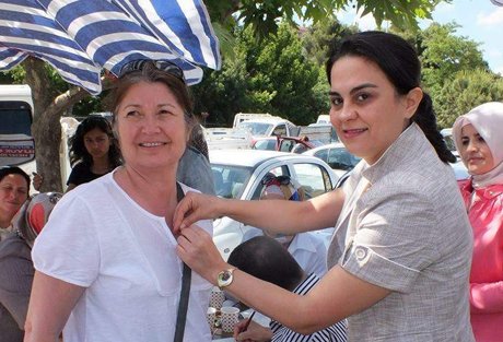  AK Parti'de vekiller asillere rozet taktı. 