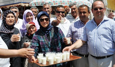 AK Parti'den vatandaşa ayran ikramı