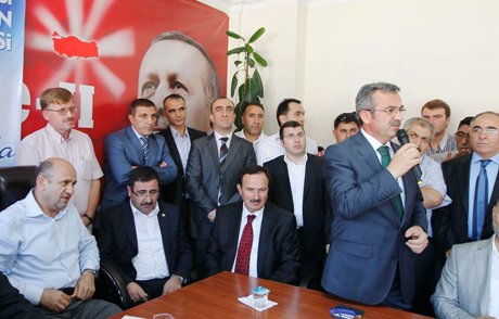 AK Parti Gebze İlçe Teşkilatı parti binasına sığmadı. 