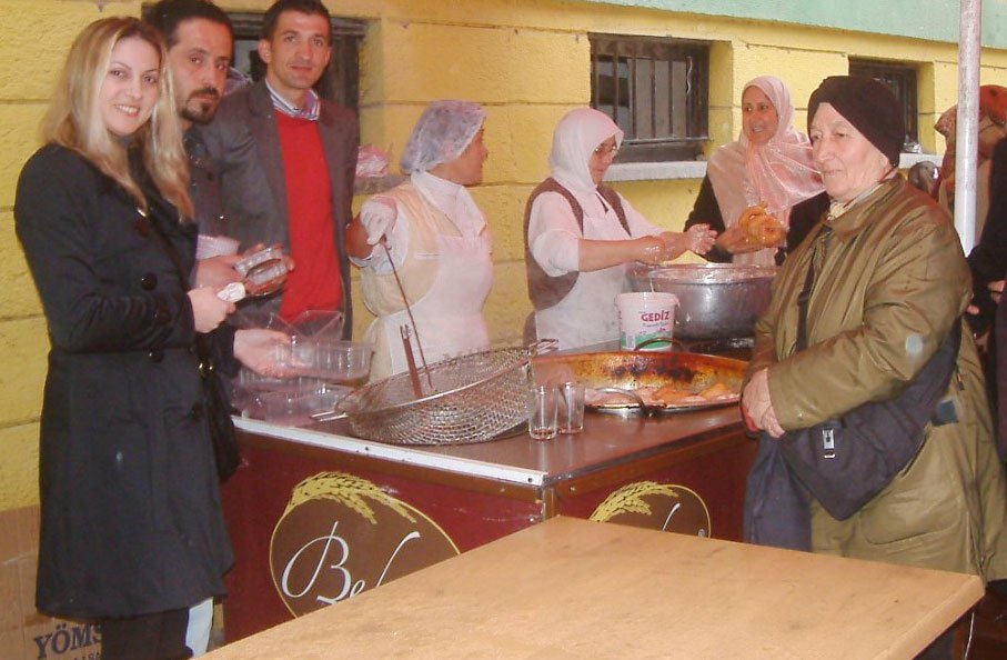 Ak Parti Gençlik Kolları lokma dağıttı