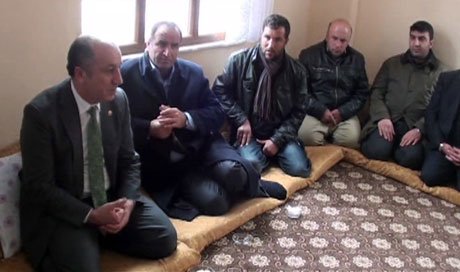 AK Parti'li Faruk Işık Uludere'deki ailelerlegörüştü