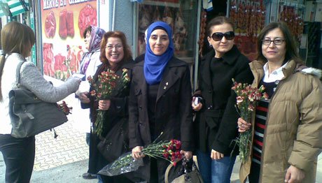 AK Parti Söke Kadın Kolları karanfil dağıttı