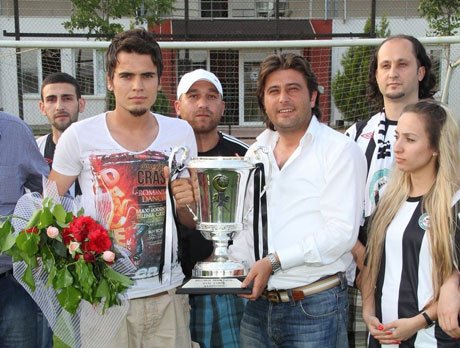 AK Partili gençler şampiyonu ziyaret etti