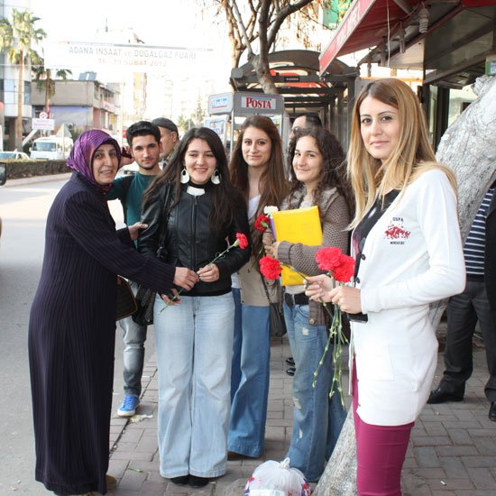 AK Partili kadınlar, huzurevini de ziyaret etti
