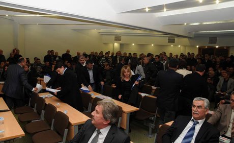 AK Partili meclis üyeleri salonu terk etti. 