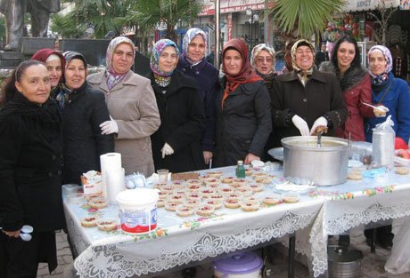 AK Parti Kadın Kolları aşure dağıttı