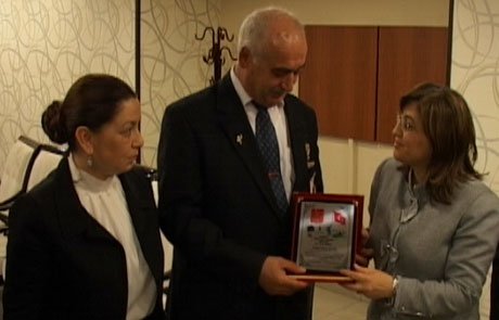 Akdemir,Bakan Şahin'e plaket verdi