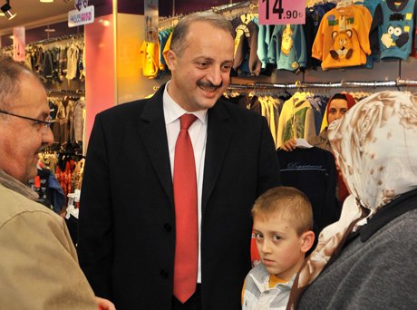Akgül, yeni açılan mağazayı gezdi