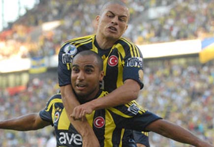  ALEX ELLERİ BELİNDE