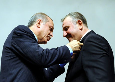 Ali Bektaş’a, iki kez parti rozeti takıldı.