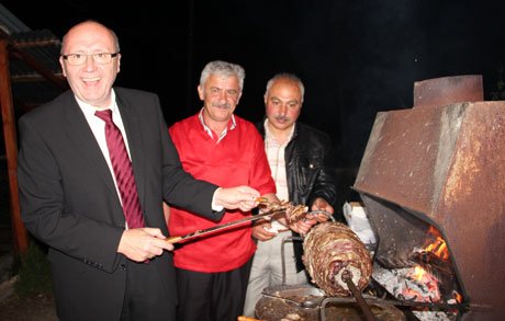 Alman Bakan Erzurum’da cağ kebabı kesti
