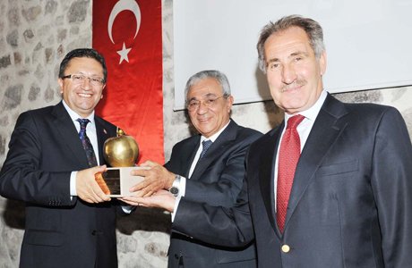 Altın Elma ödülü Veysel Tiryaki’ye verildi. 