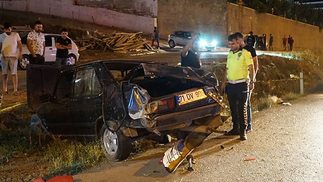 Ani fren yapan otomobil refüje düştü