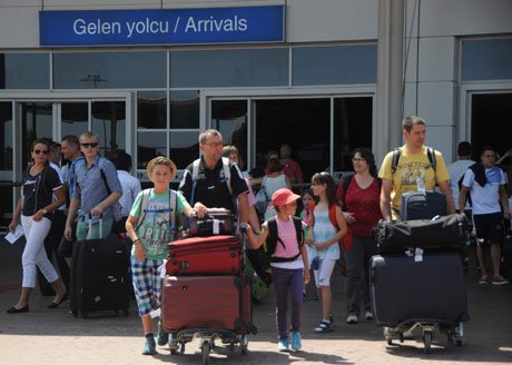 Antalya'ya dakikada bir uçak inip kalktı