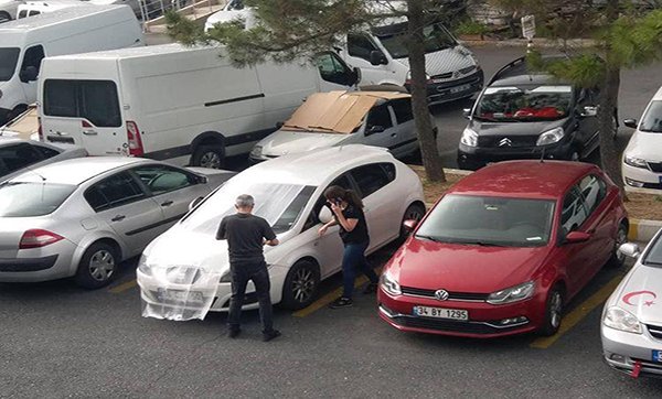 Araçlarını doludan korumak için battaniyeli önlem aldılar  