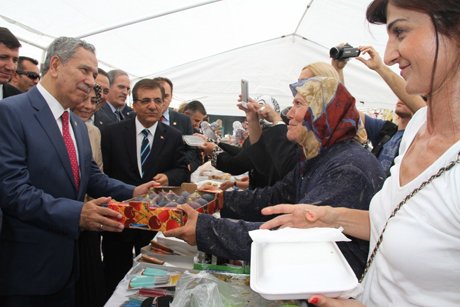 Arınç, 50 TL vererek bir kasa incir aldı.