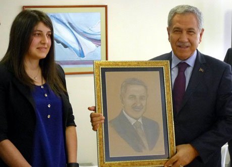 Arınç'a kara kalem portresini hediye ettiler