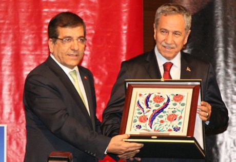 Arınç, kadının rolü sempozyumuna katıldı.