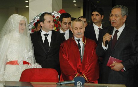 Arınç, Manisa'da nikah şahitliği yaptı. 