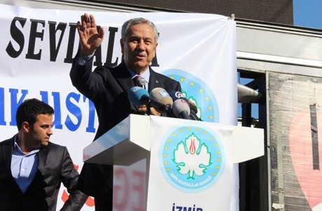 Arınç, vatandaşları espri tufanına tuttu.