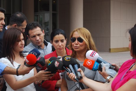  Arınç,ünlü şarkıcı Yonca Evcimik'i kabul etti. 