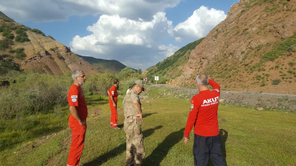 Artçı deprem sonrası meydana gelen heyelan