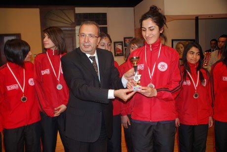 Asım Güzelbey,301 öğrenciyi törenle ödüllendirdi