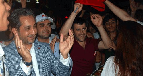 Atay: 'Ben onurlu siyasetçiyim, istifam istenirse çeker giderim'