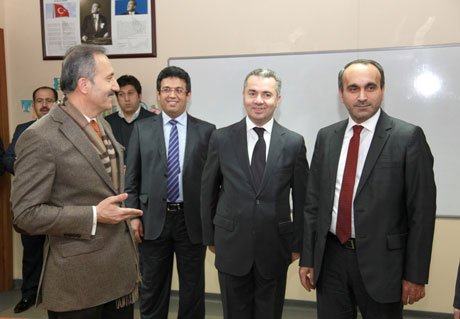  Aziz Yeniay,projeleri yerinde tanıttı. 