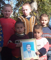 Babalarından haber bekliyorlar