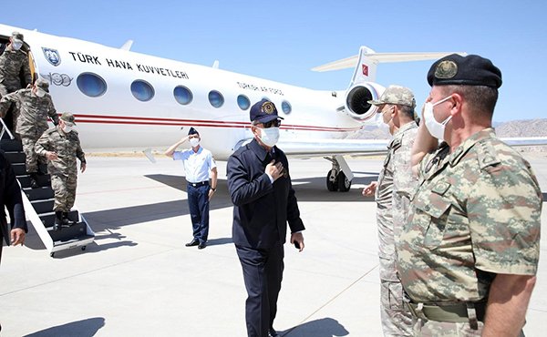 Bakan Akar ve komutanlar Irak sınırında