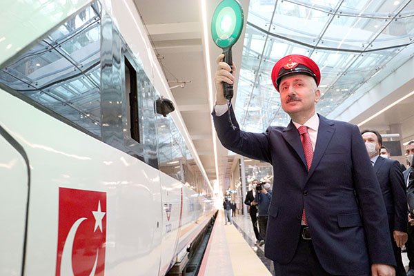 Bakan Ankara-İstanbul seferini yapan treni uğurladı