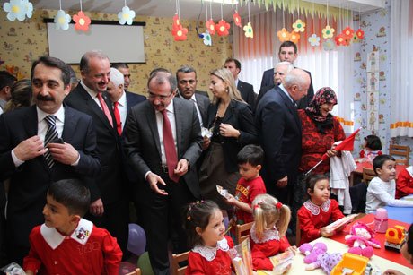Bakan Dinçer öğrencilere diş macunu dağıttı