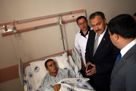  Bakan Eroğlu, askerleri hastanede ziyaret etti.