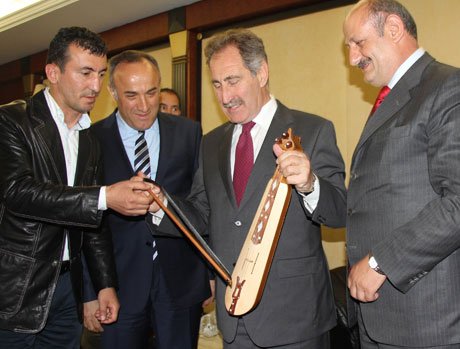 Bakan Günay Rize'de kemençe çalmayı denedi.