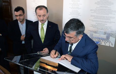 Bakan İsmet Yılmaz Bağcılar'daki Çanakkale'yi gezdi
