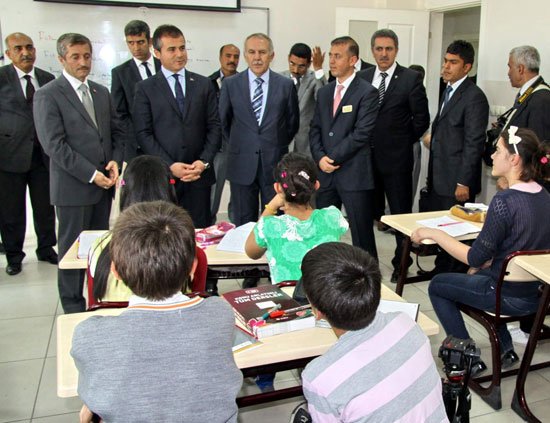 Bakan Kılıç,Belediye Başkanı Tahmazoğlu'na teşekkür etti. 